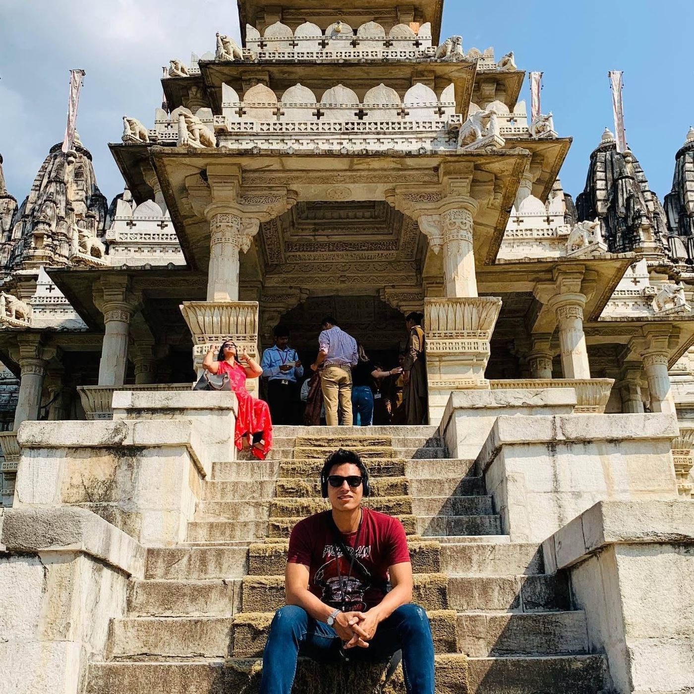 Juan David, fundador de Viajero Namaste, en un templo de India